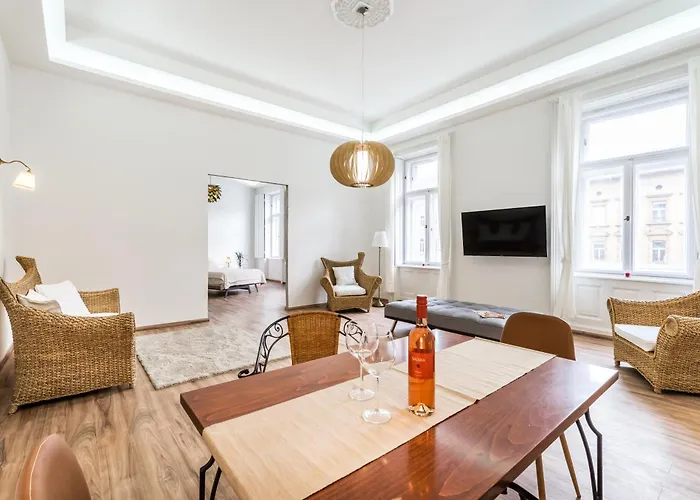 Budapest City Apartment * بودابست